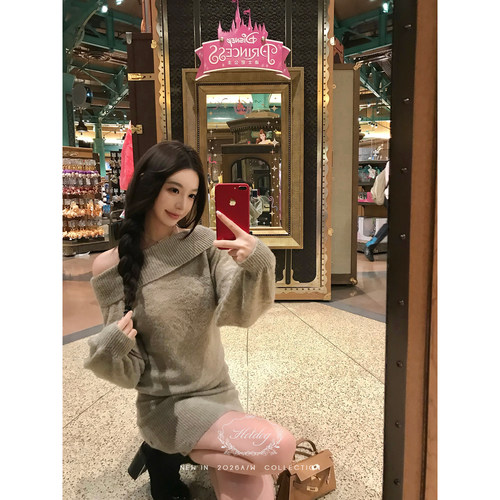 白色斜肩设计感露肩针织连衣裙