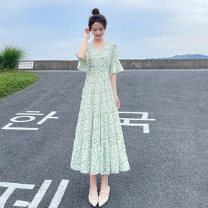 连衣裙女夏2024新款法式复古高级感V领显瘦雪纺长裙过膝蛋糕裙子