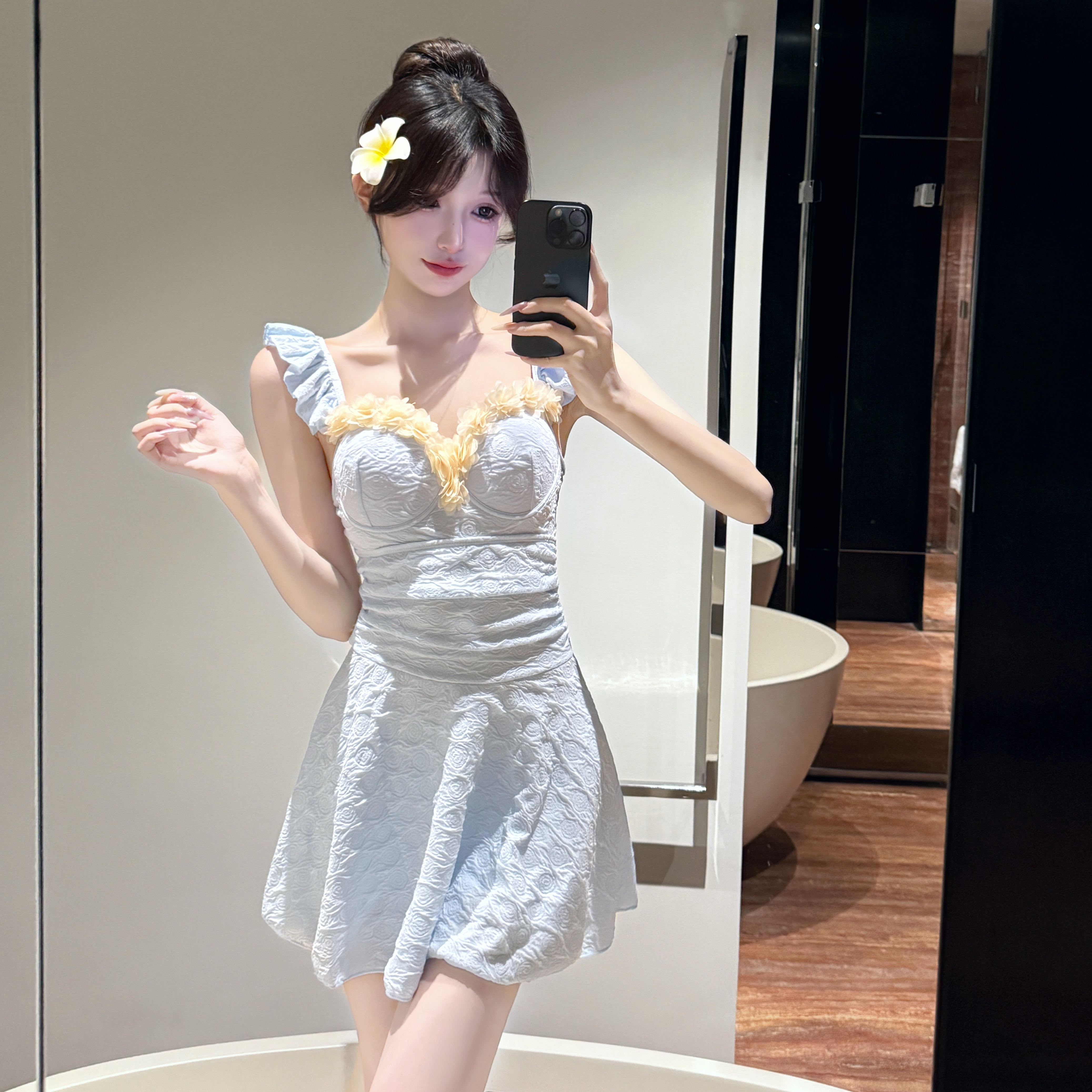 绝美纯欲小胸聚拢连体泳衣女