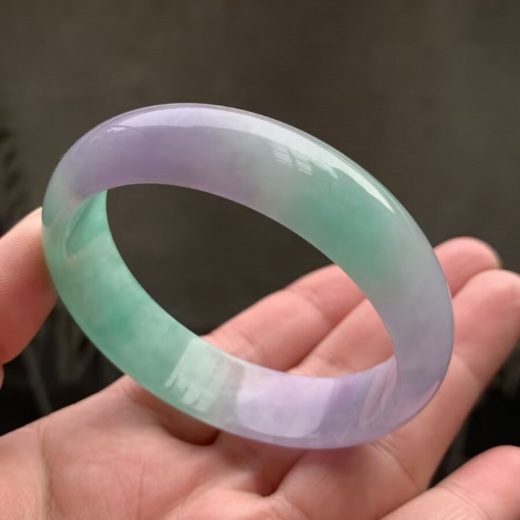 周大諨高品质源头缅甸翡翠手镯冰糯种紫罗兰飘辣绿春彩翡翠玉镯女