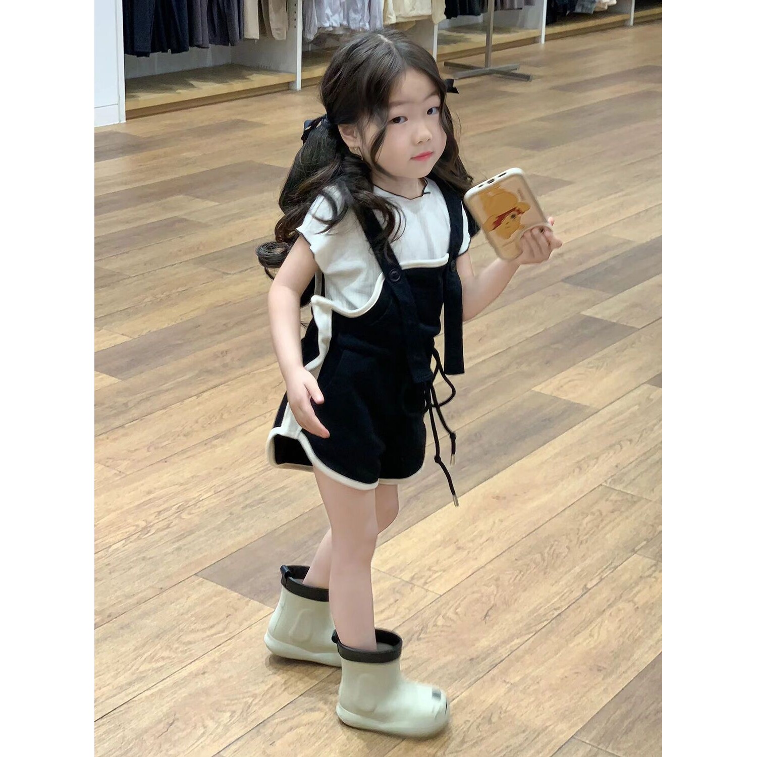 女童夏季休闲运动套装2026新款黑色背带短裤女宝宝白色木耳边短袖