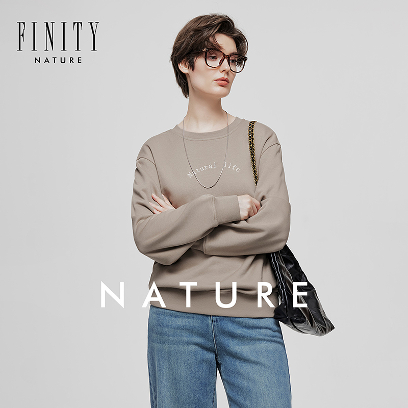 【NATURE】圆领卫衣菲妮迪2024秋冬字母刺绣复古宽松慵懒感上衣女