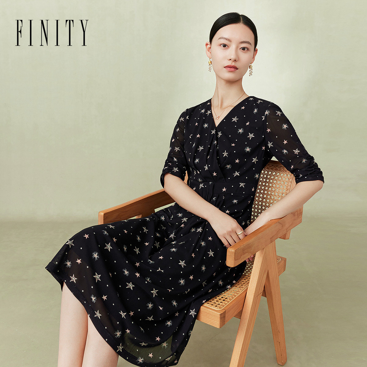 FINITY菲妮迪品牌连衣裙2024夏季简约V领设计感黑色印花显瘦A字裙