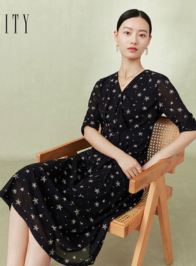 FINITY菲妮迪品牌连衣裙2024夏季简约V领设计感黑色印花显瘦A字裙