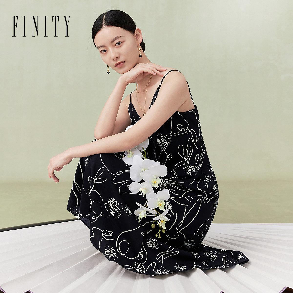 FINITY菲妮迪品牌连衣裙2024春夏吊带V领黑底印花休闲A字裙子女