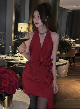 圣诞节穿搭设计红色荡领挂脖连衣裙氛围感御姐性感气质宴会包臀裙