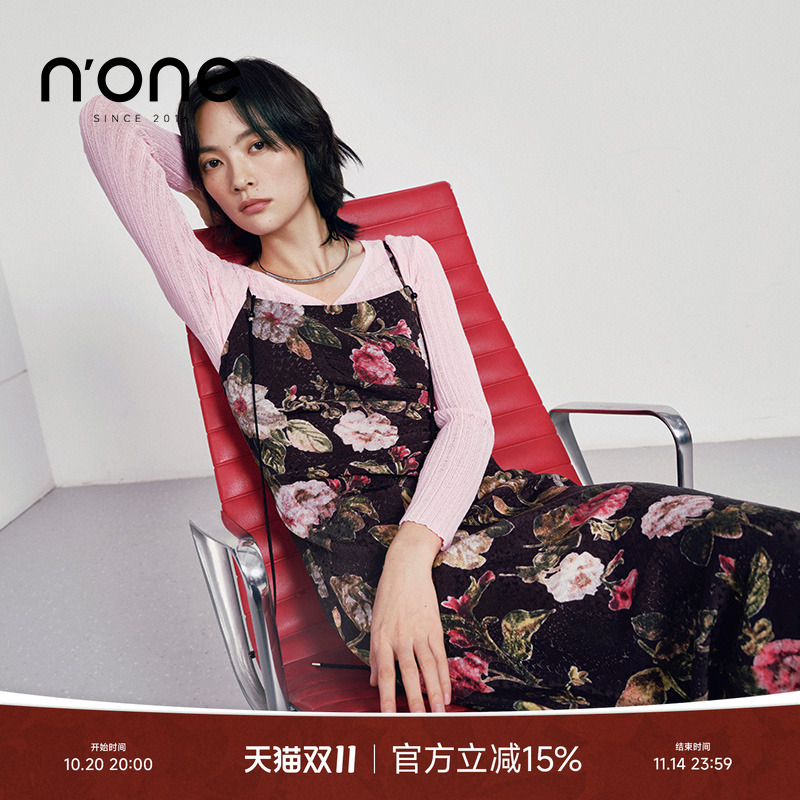 none吊带方领腰部打褶开叉连衣裙