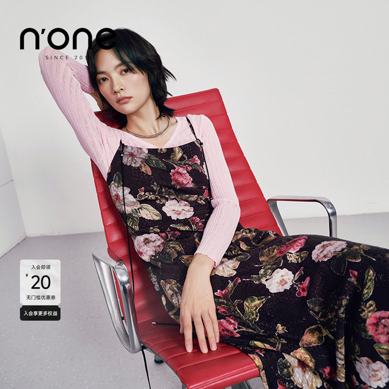 none吊带方领腰部打褶开叉连衣裙