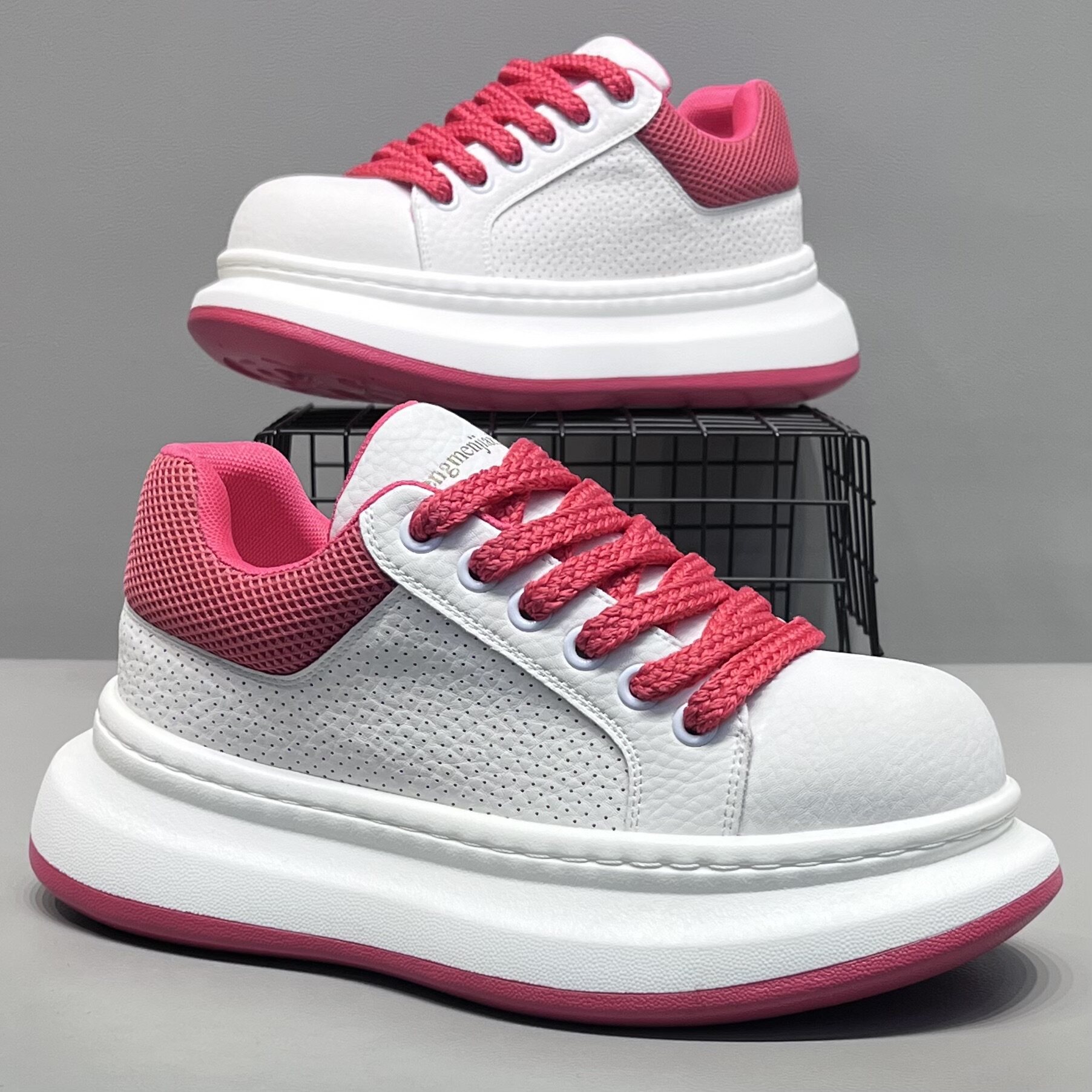 2026春季新款男鞋透气打孔真皮厚底增高鞋时尚百搭休闲小白鞋男款