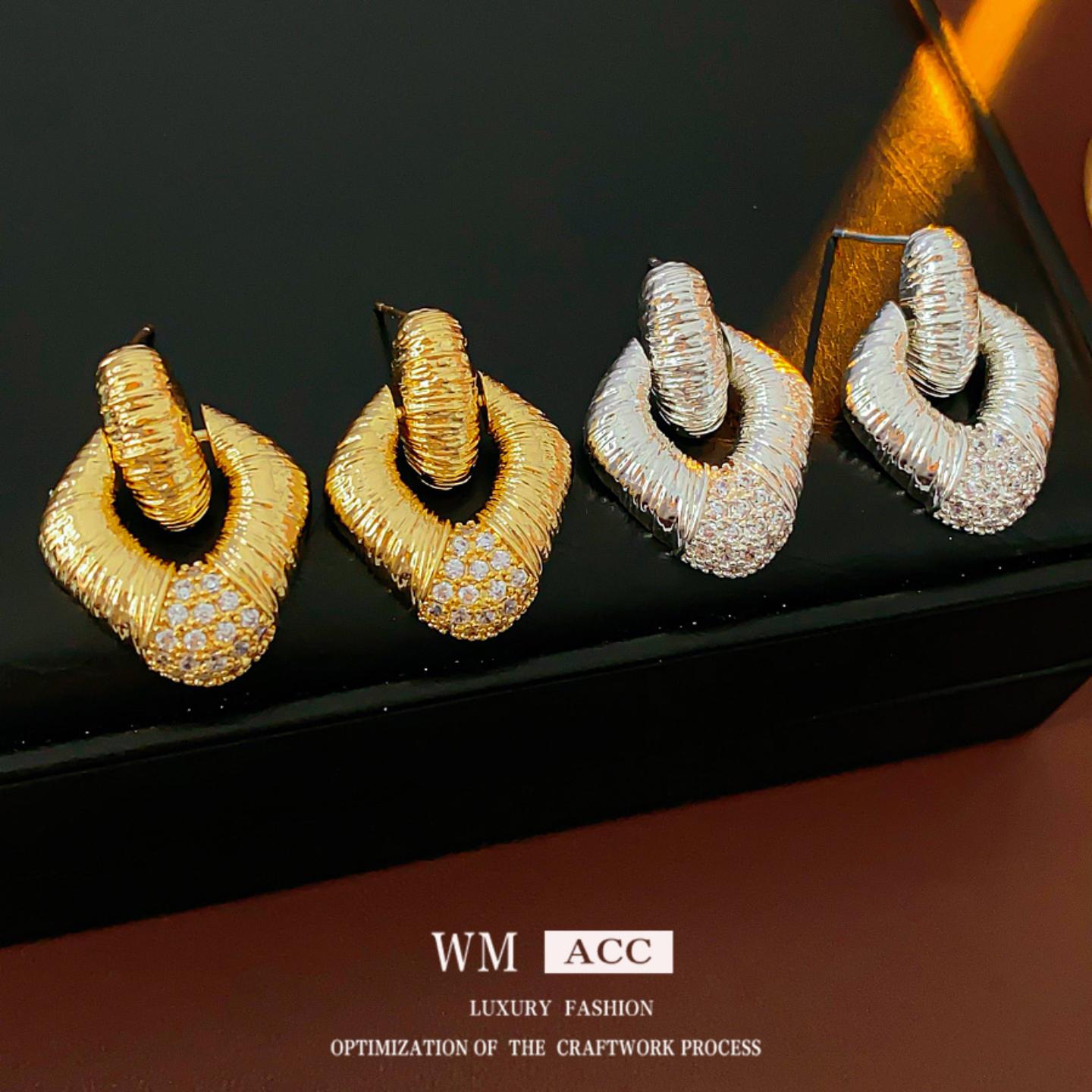 金色菱形纹路高级感耳钉