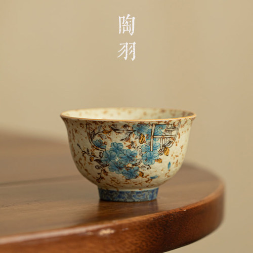 青花火石红窗花描金陶瓷主人杯