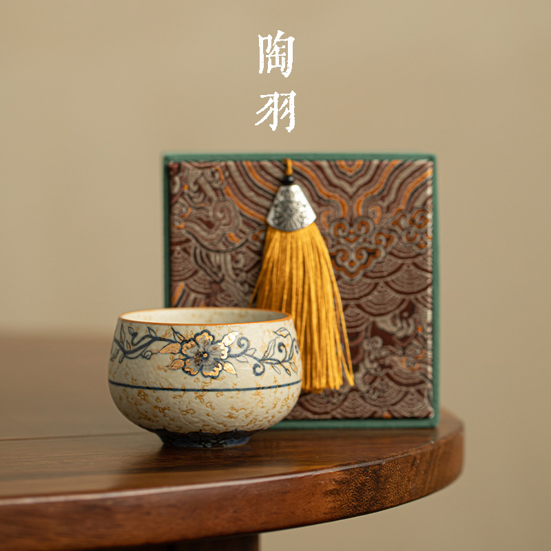 缠枝莲手绘青花火石罗汉杯