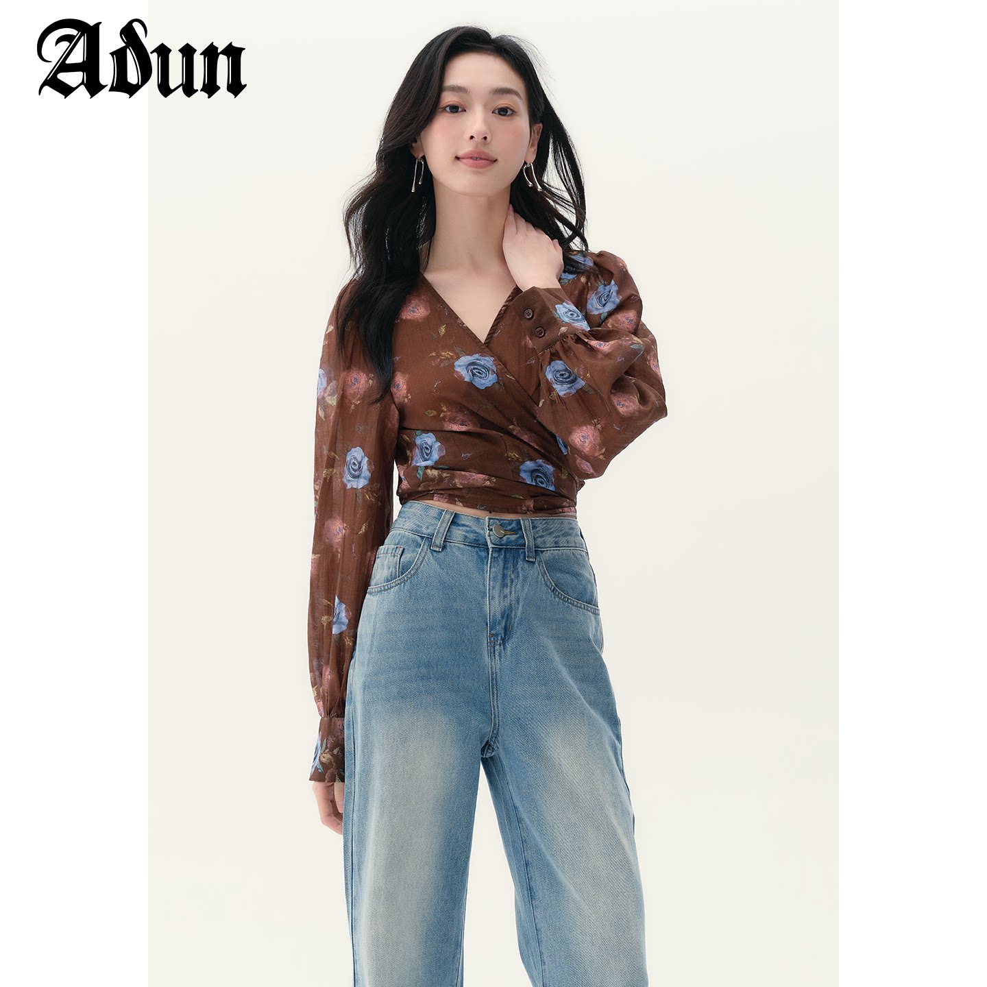 Abun【商场同款】2025年秋季新品韩式复古印花短款v领衬衫上衣女图片