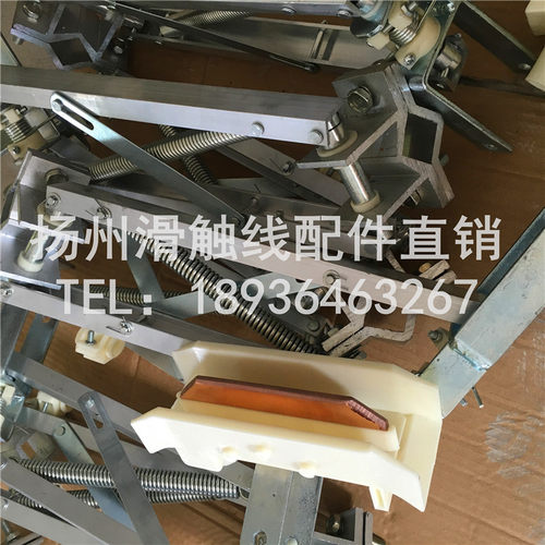 单极组合式滑触线由M型、C型、U型铜导管与相配置的PVC绝缘护套、外置式集电器以及与之相对应的支架、端口、喇叭口、接头滑座等组件组合而成。该产品以其体积小、结构紧凑、性能稳定、组合自由等特点被广泛地应用于汽车、邮电、机械、化工、烟草、电器等行业的输送线、检测线作为移动供电和信号传输。