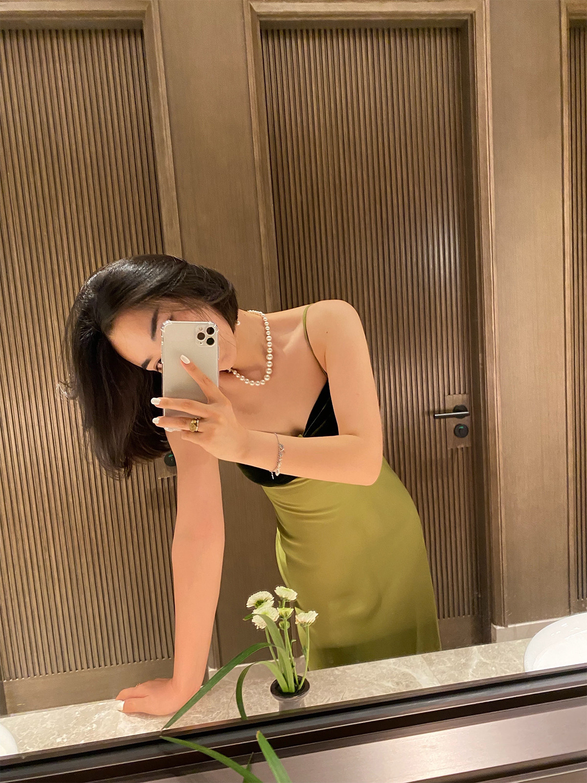 自由的阿牙/迷人的小妖精_真丝丝绒拼接双醋酸缎面吊带连衣裙高贵