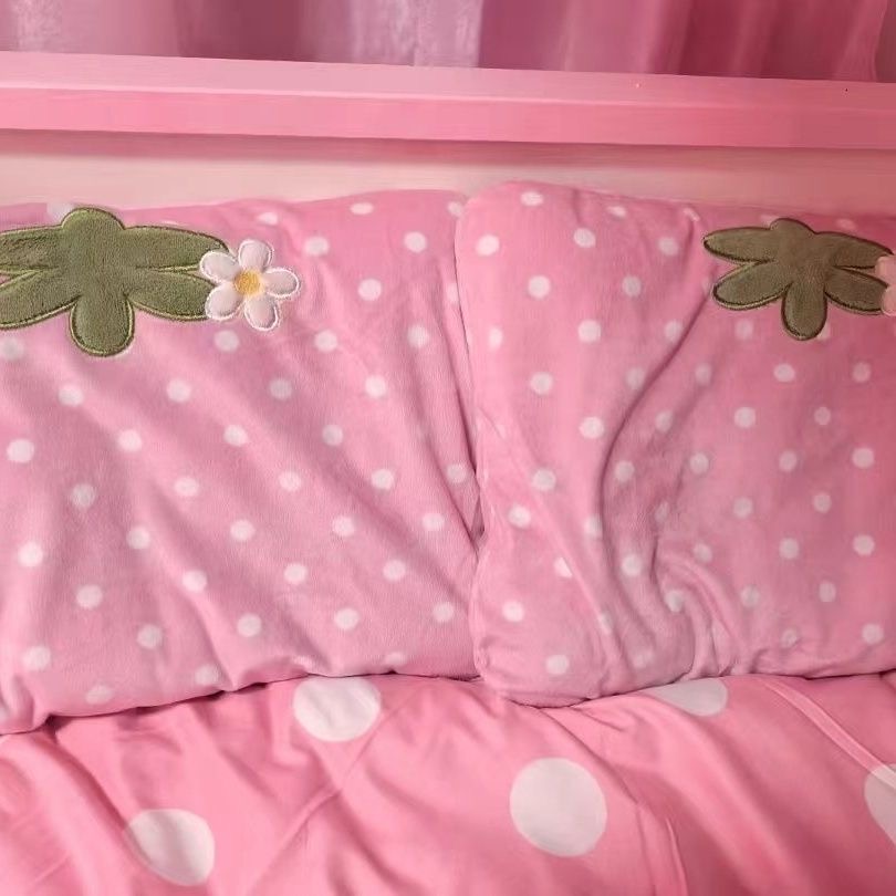 ins风新款草莓毛茸茸枕套冬季保暖加厚加绒拆洗方便不起球抗静电