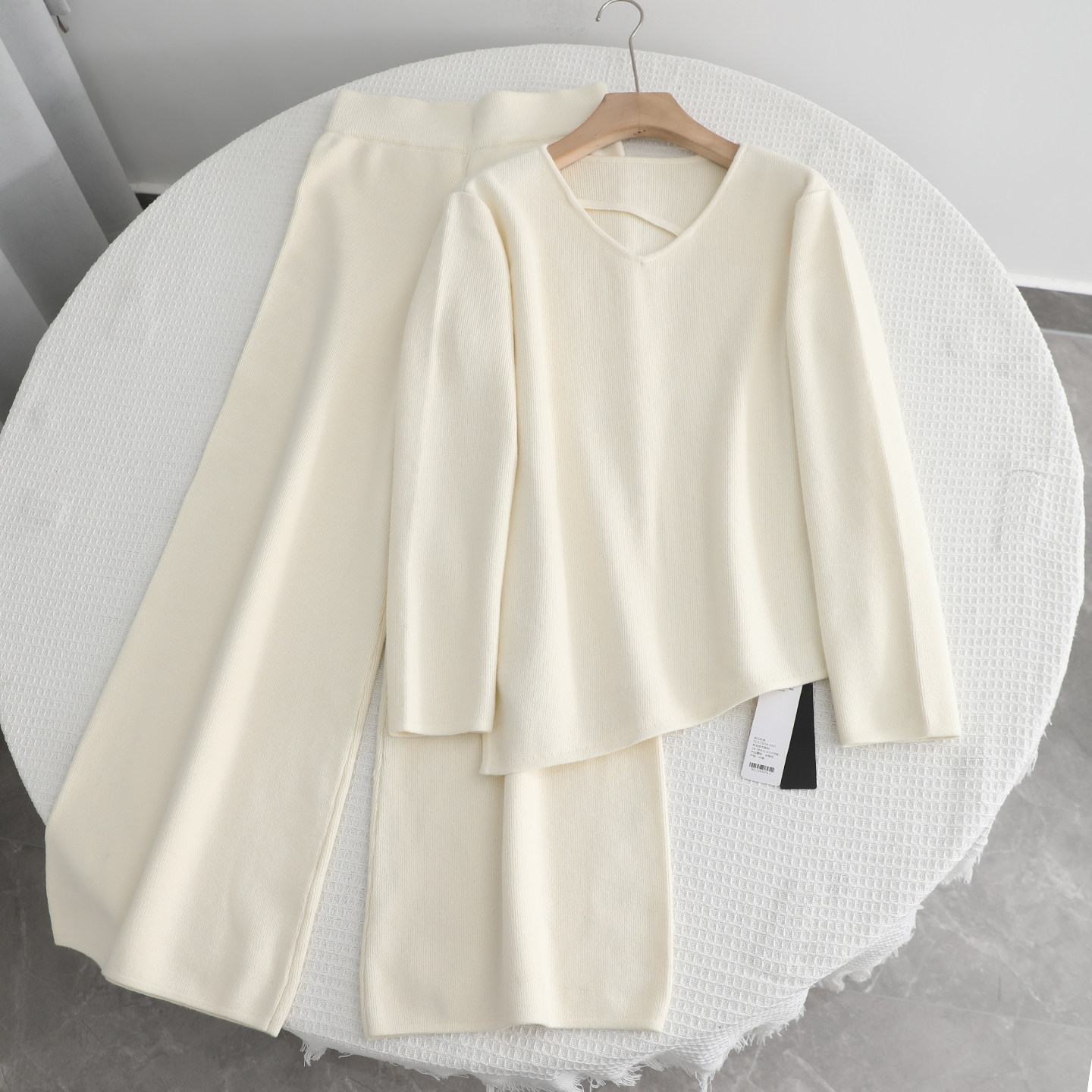 艾系~2025秋冬新款设计感宽松时尚V领毛衣直筒高腰阔腿裤两件套女