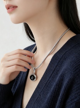 黑色金属风椭圆树脂吊坠短款项链