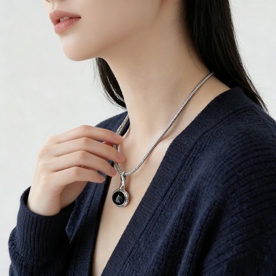 黑色金属风椭圆树脂吊坠短款项链