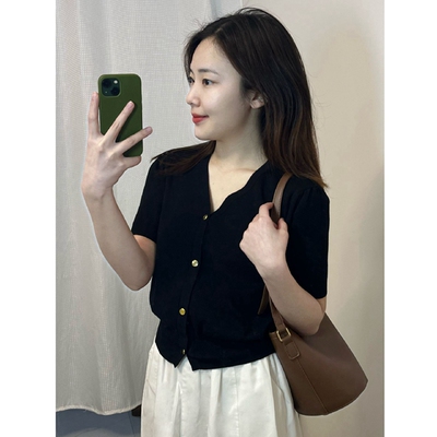 天丝针织短袖T恤女夏季新款小众设计感V领修身显瘦打底衫冰丝上衣