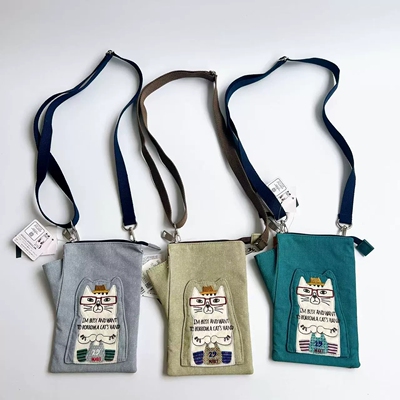 日本Kusuguru正品刺绣眼镜猫手机包布艺斜挎包数据线耳机包400