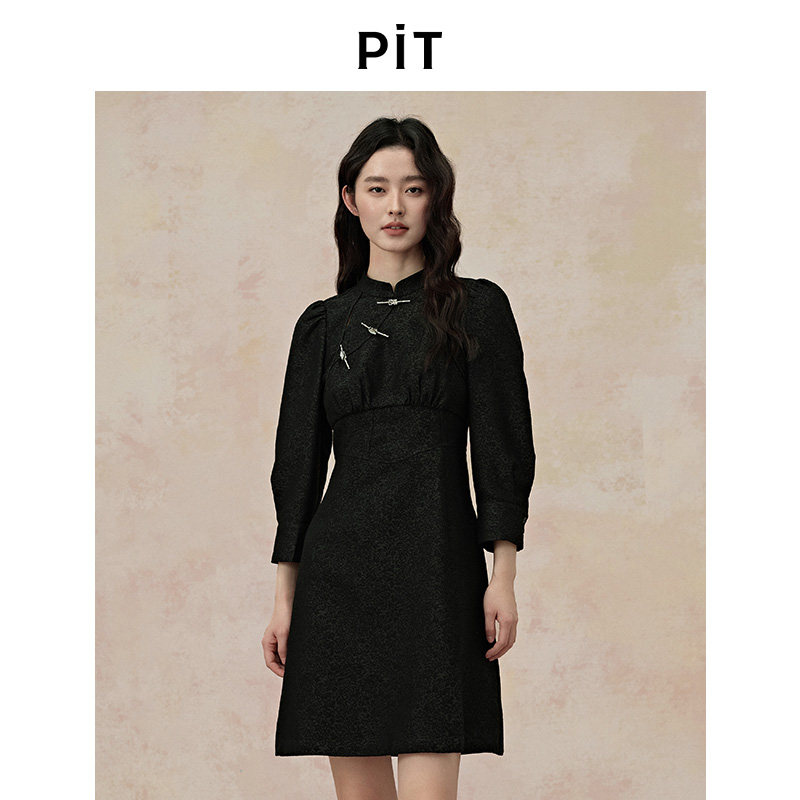 PIT新中式国风黑色立领中袖连衣裙女2025秋收腰A字提花中长裙