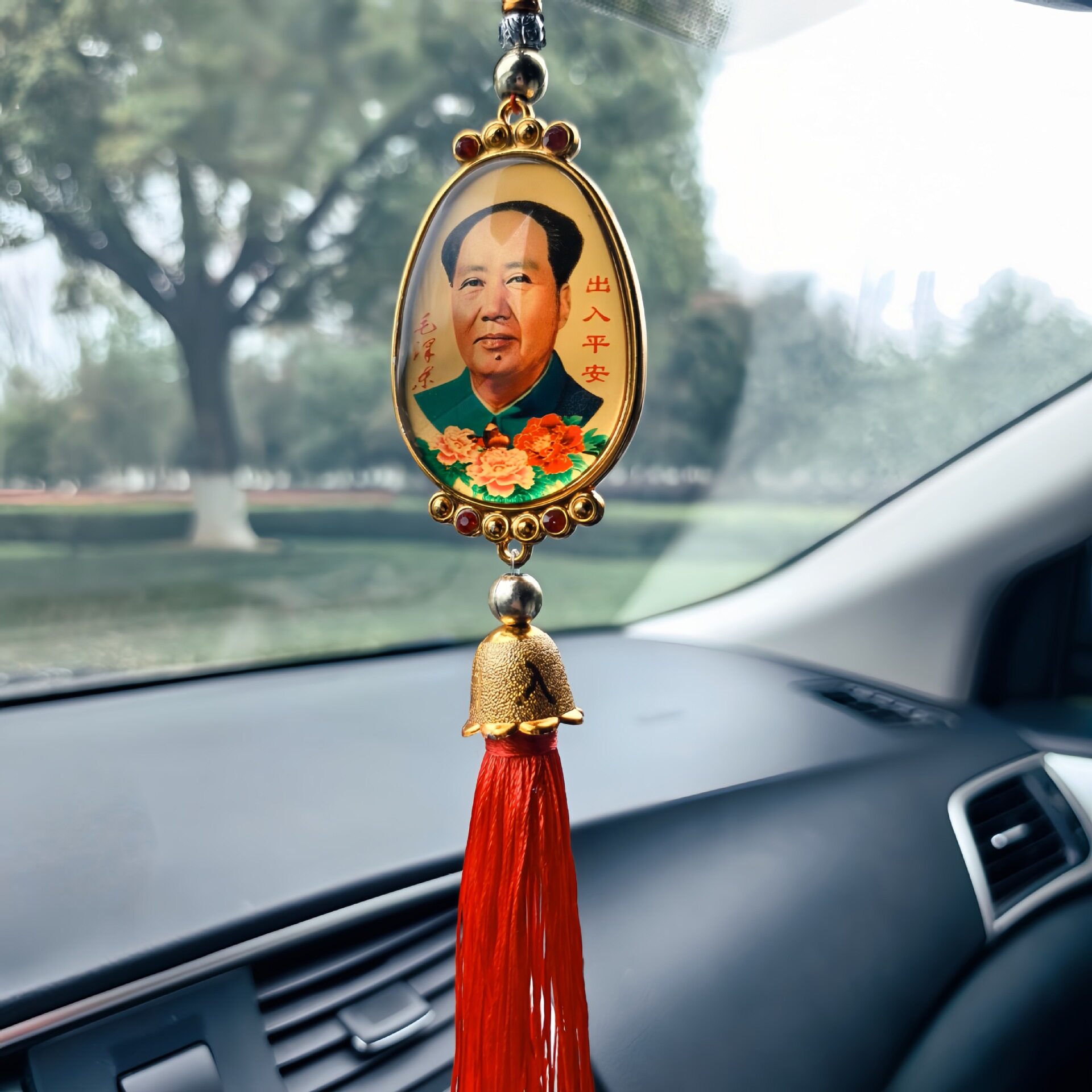 玻璃面毛主席画像汽车挂件出入平安车载饰品民族风后视镜吊坠挂饰