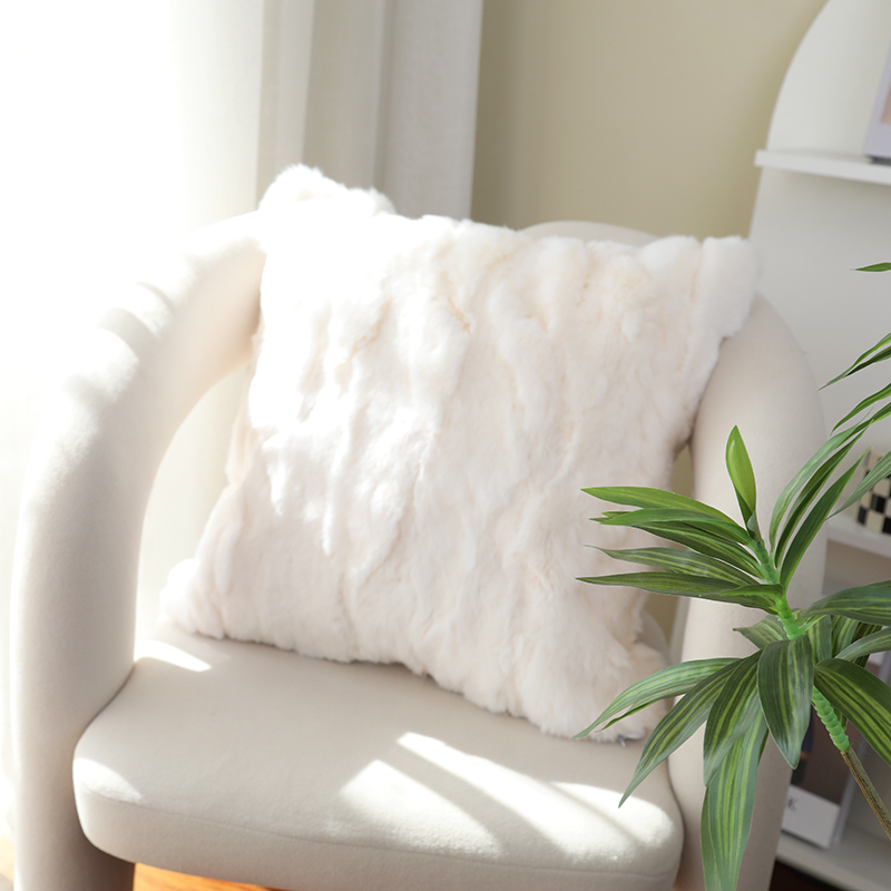 真皮草抱枕 撸猫感獭兔毛靠垫 云朵般细腻