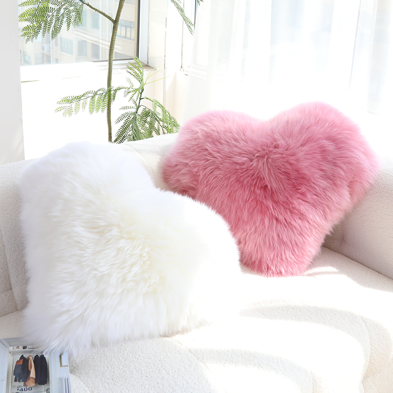 纯羊毛抱枕可爱心形靠垫皮毛一体