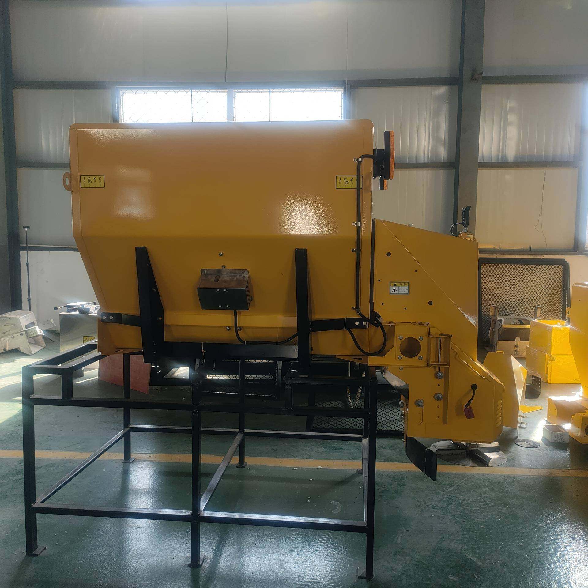 不锈钢融雪撒盐机 螺旋输送1方皮卡车载式撒布机 市政除雪设备