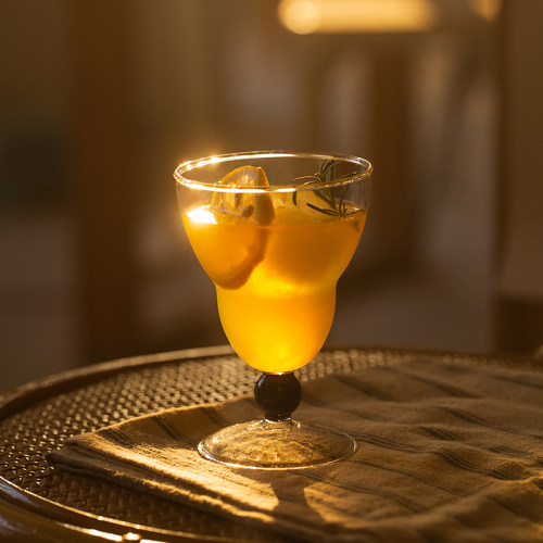 女生微醺酒杯高脚杯高级感