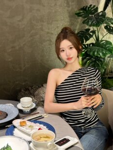 黑白条纹胸大腰细性感纯欲斜肩女上衣设计感小众显瘦时尚休闲t恤