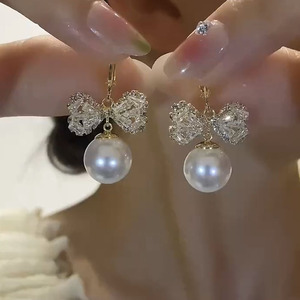 小众设计感蝴蝶结珍珠耳环2025年新款潮水晶耳饰轻奢高级感耳扣女