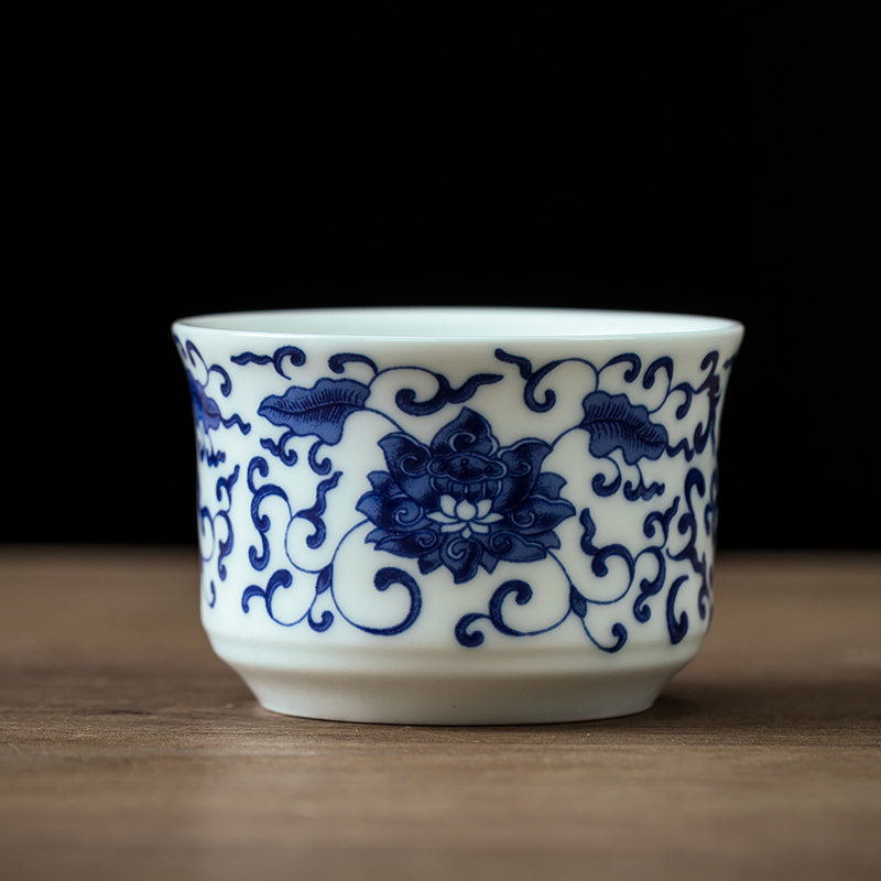 青花缠枝莲陶瓷压手白酒杯