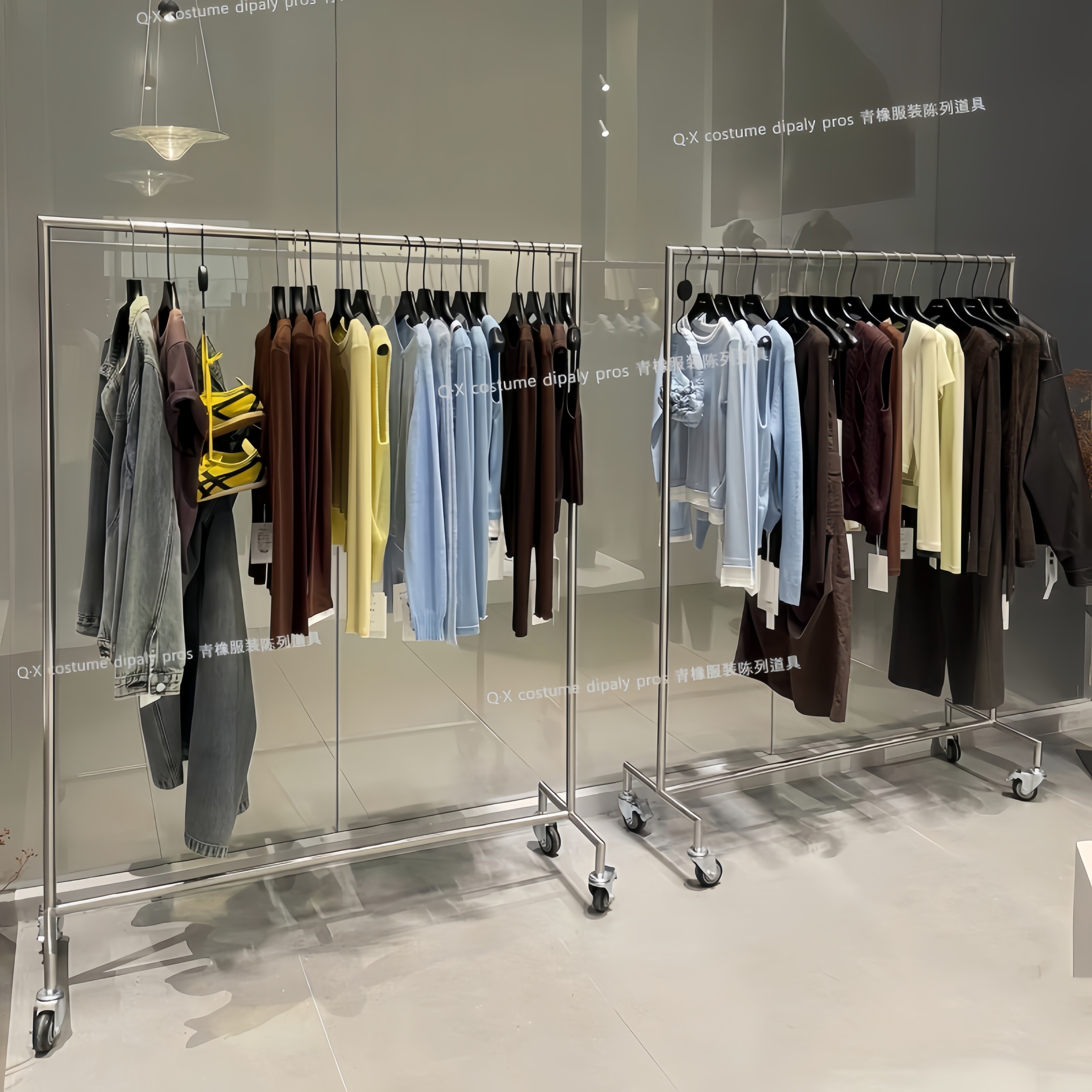 服装店不锈钢可移动万向轮中岛架图片
