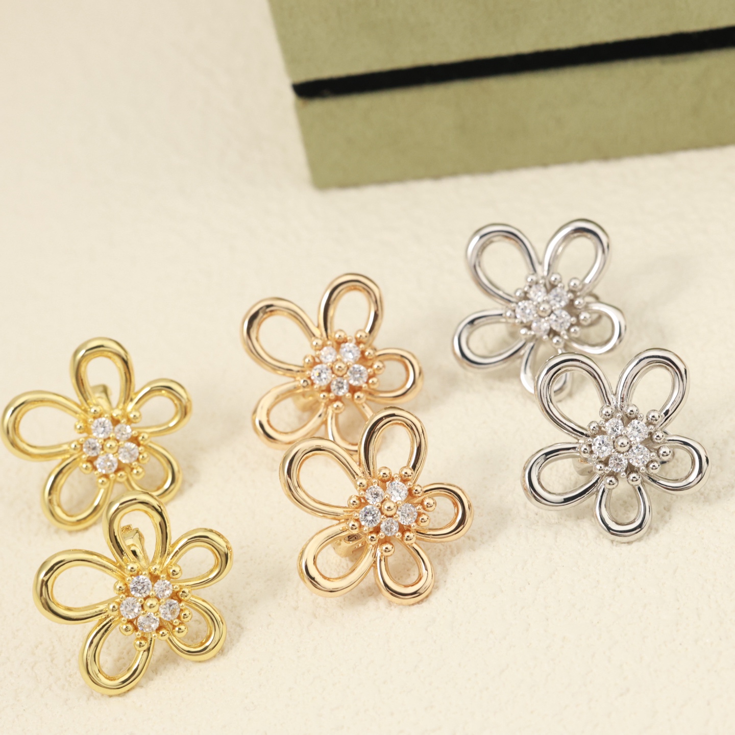 意大利工艺五瓣花朵耳环镀金银针耳扣女重工气质高级感夸张配饰