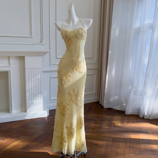 轻奢女装柠檬黄色性感露背绑带设计吊带裙气质收腰长款连衣裙礼服