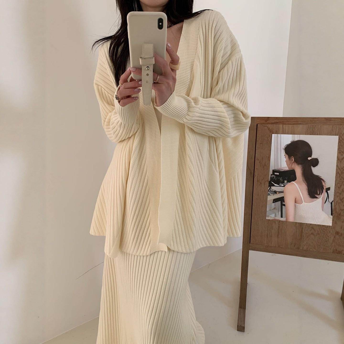 法式时尚慵懒风新年红色针织套装女春季显瘦开衫背心半身裙三件套