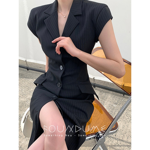 竖条纹阔肩设计黑藏青白色