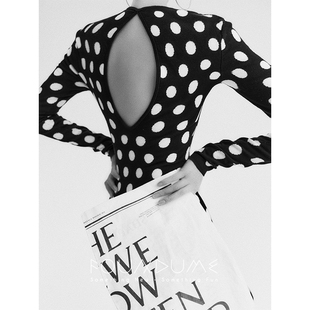 Foundume 26早春新款黑白波点后背镂空收腰长袖长款针织连衣裙