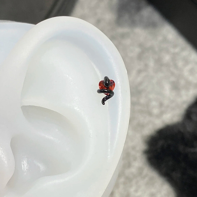 Auroral禁忌之心黑红色小蛇缠绕耳骨钉钛钢爱心暗黑个性耳蜗耳钉