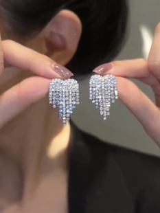 小众设计满钻爱心流苏耳环女2023新款爆款辣妹桃心冷淡风银针耳饰