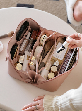 化妆包女2025新款便携式大容量手提化妆刷收纳包高端旅行洗漱包袋