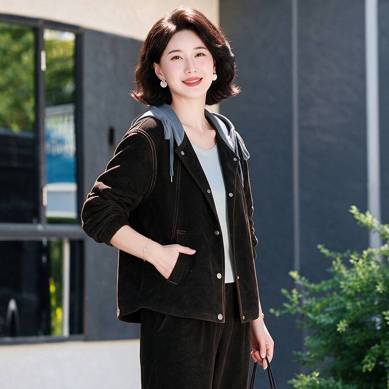 专柜品牌时尚牛仔套装新款妈妈休闲连帽夹克外套女直筒裤中老年春