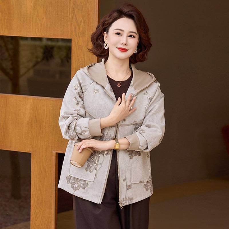 专柜品牌新款妈妈春装外套时尚中年妇女洋气风衣中老年女春秋夹克