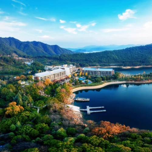 【高性价比】爆款重磅回归，双12限时钜惠！花呗囤货 不约可退 【森林康养】一岛一酒店，森林康养基地，私享万亩绿野，探访私家古迹 【缤纷玩岛】温汤体验、儿童乐园、植物园游览、环湖骑行、尽享松弛度假 【网红打卡】网红月亮门、灯塔、星空廊、半岛湖吧、美照制霸朋友圈