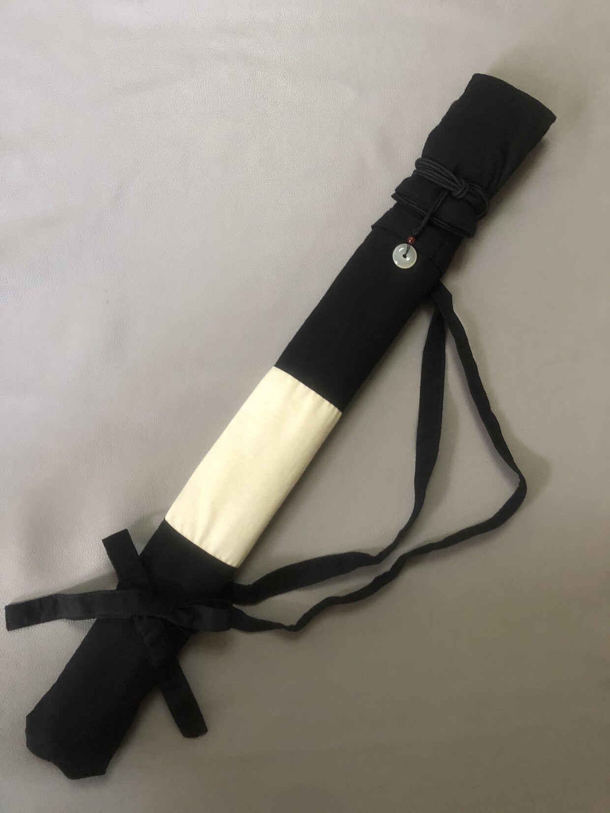 典雅黑色棉麻拼接本色麻尺八袋南箫刀剑袋鱼竿袋平安扣可背笛箫袋