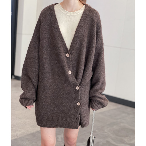 慵懒港味随性深V领排扣长袖毛衣