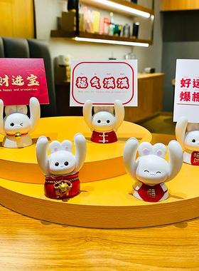 2026创意举牌举手小猪励志摆件桌面家居装饰名片照片便签夹小礼品