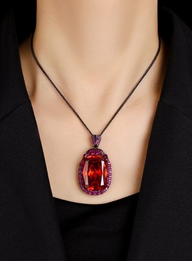 新款铜镀枪黑色仿祖母绿宝石吊坠项链仿红刚玉镶钻方形挂坠锁骨链